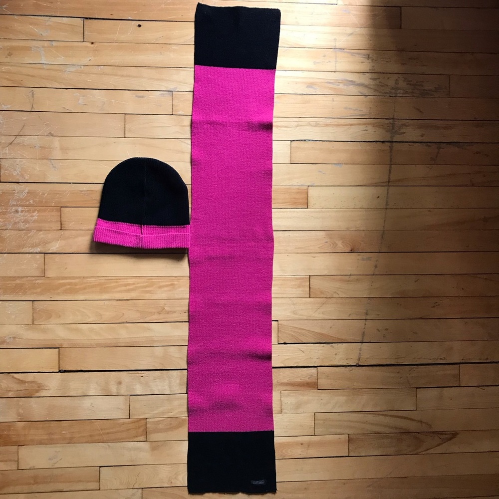 LE CHÂTEAU SCARF AND TUQUE